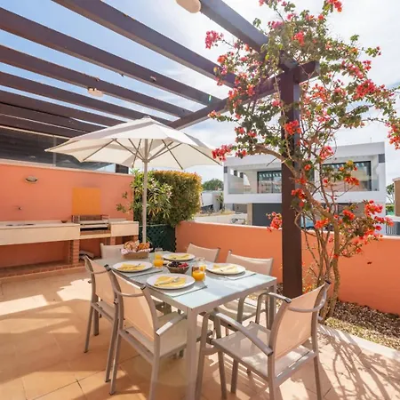 Sunlit Terraces And Pool In Vilamoura By Hostwise Vakantiehuis *